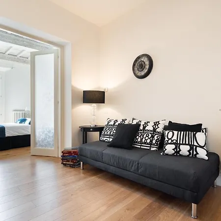 Lovely With Balcony Apartman